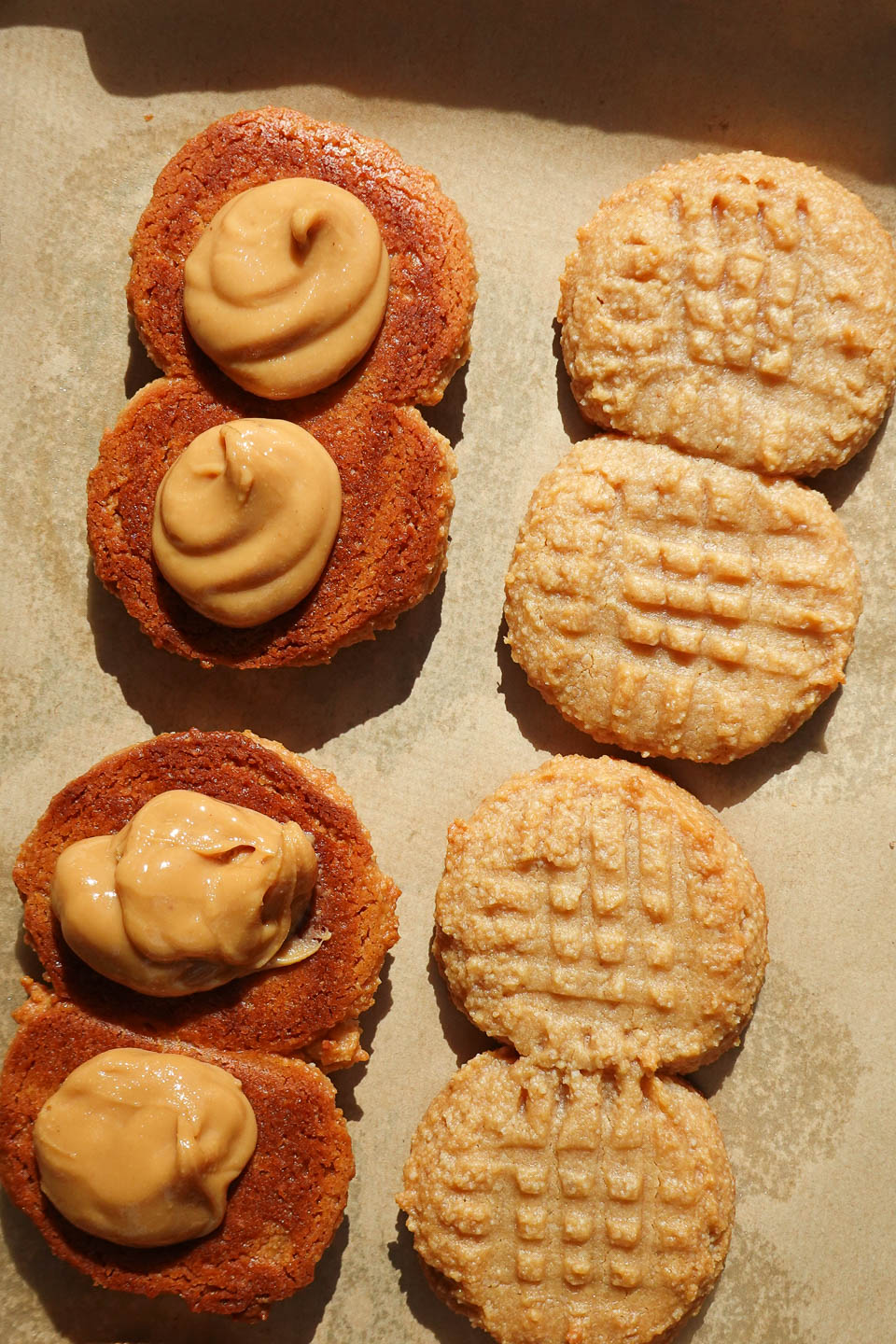 adding peanut butter filling to cookies